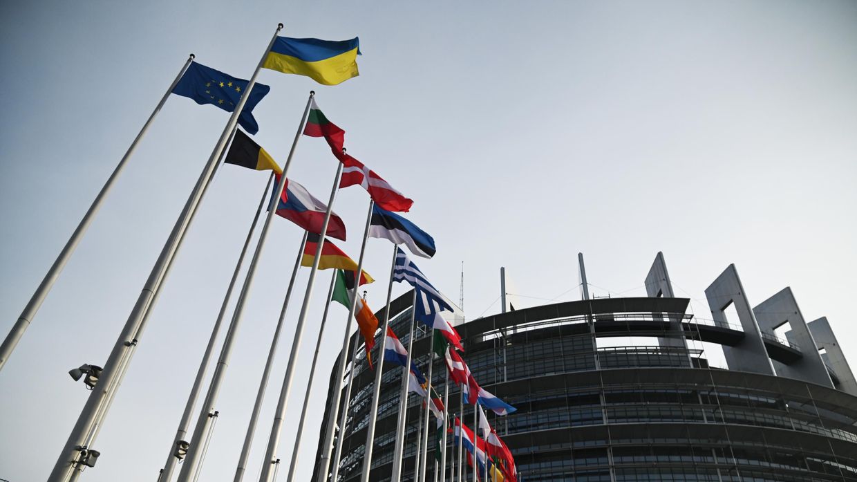 Флаги у здания Европарламента в Страсбурге