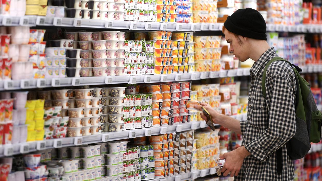 Покупатель в отделе молочной продукции