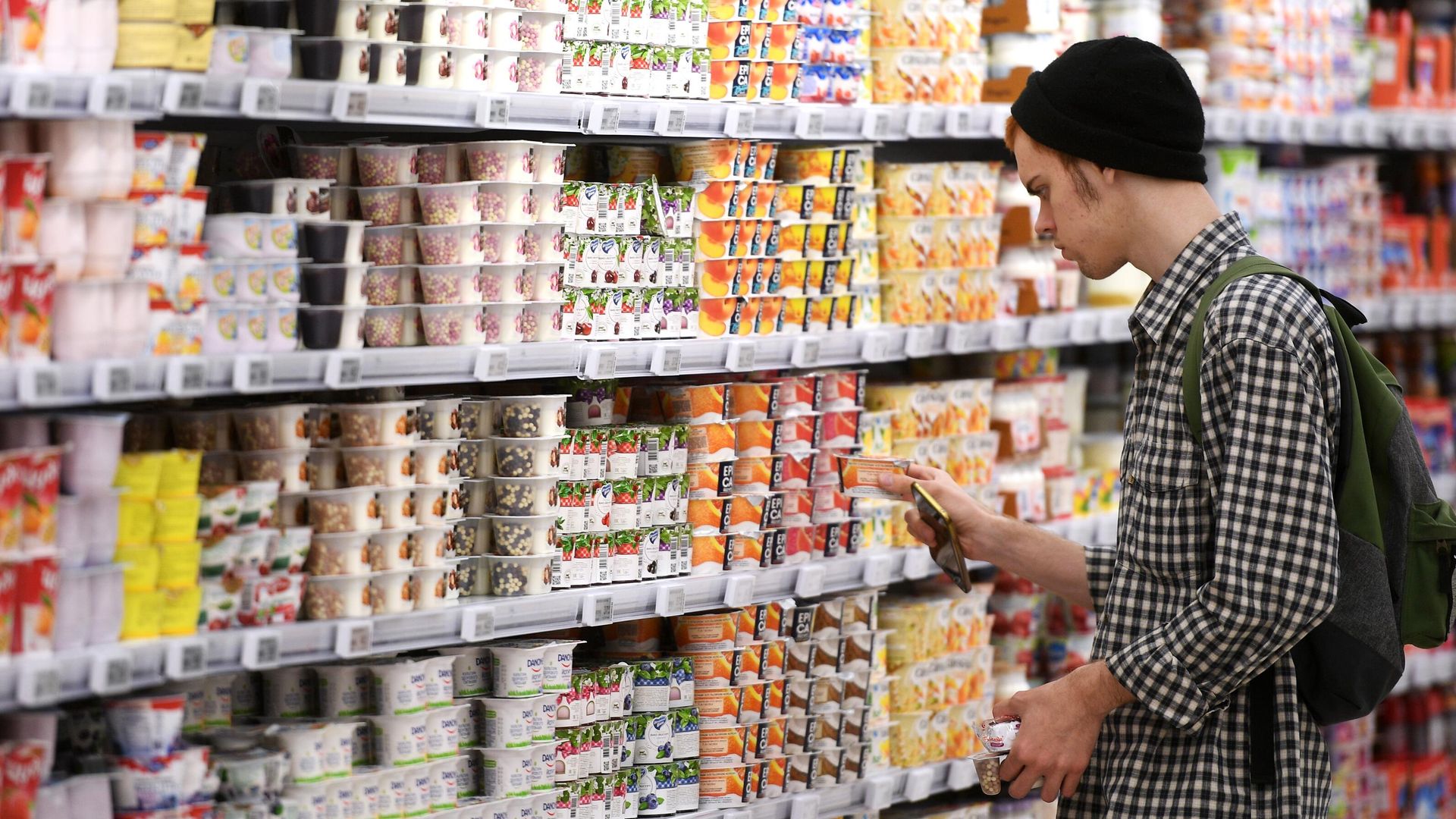 Покупатель в отделе молочной продукции - ИноСМИ, 1920, 05.02.2023