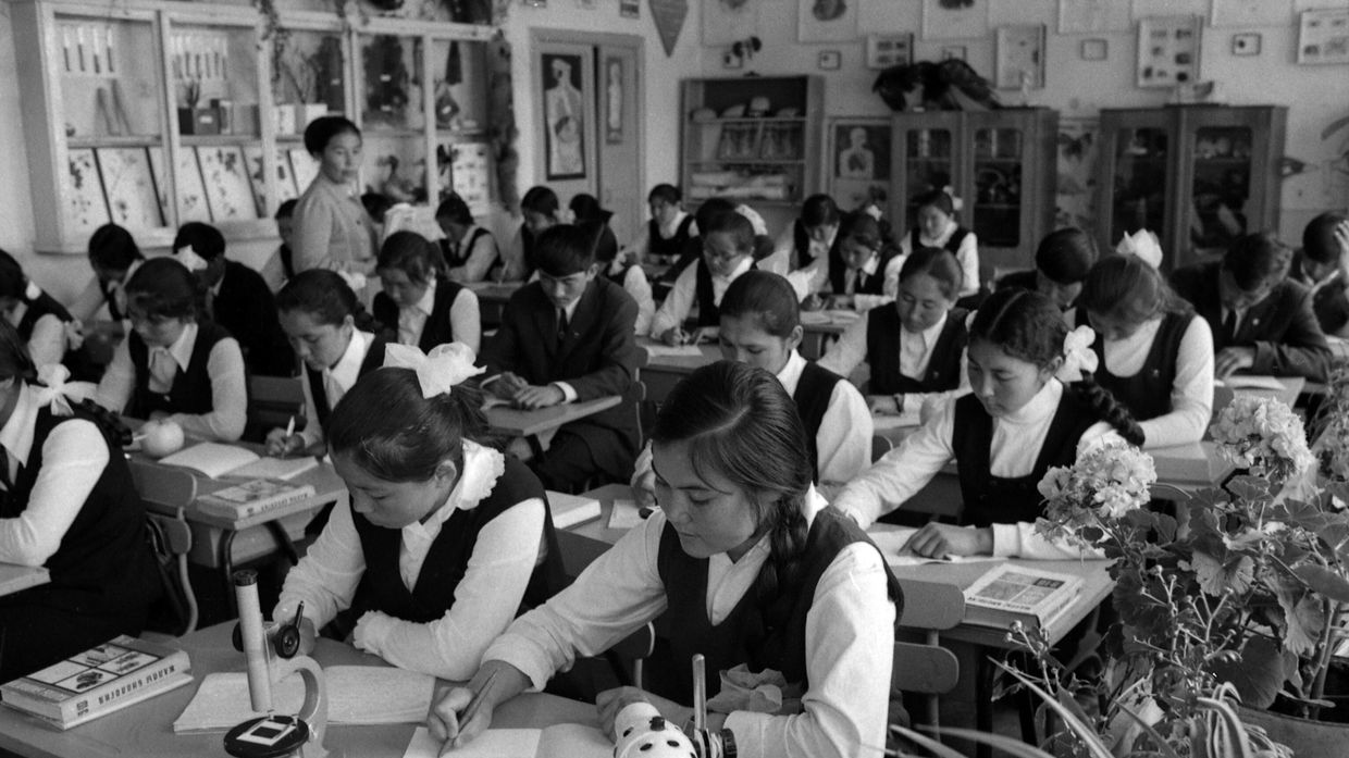 Казахская ССР. Джамбулская область. Одна из двадцати средних школ Мойынкумского района. Казахская ССР. Джамбулская область. Одна из двадцати средних школ Мойынкумского района.
