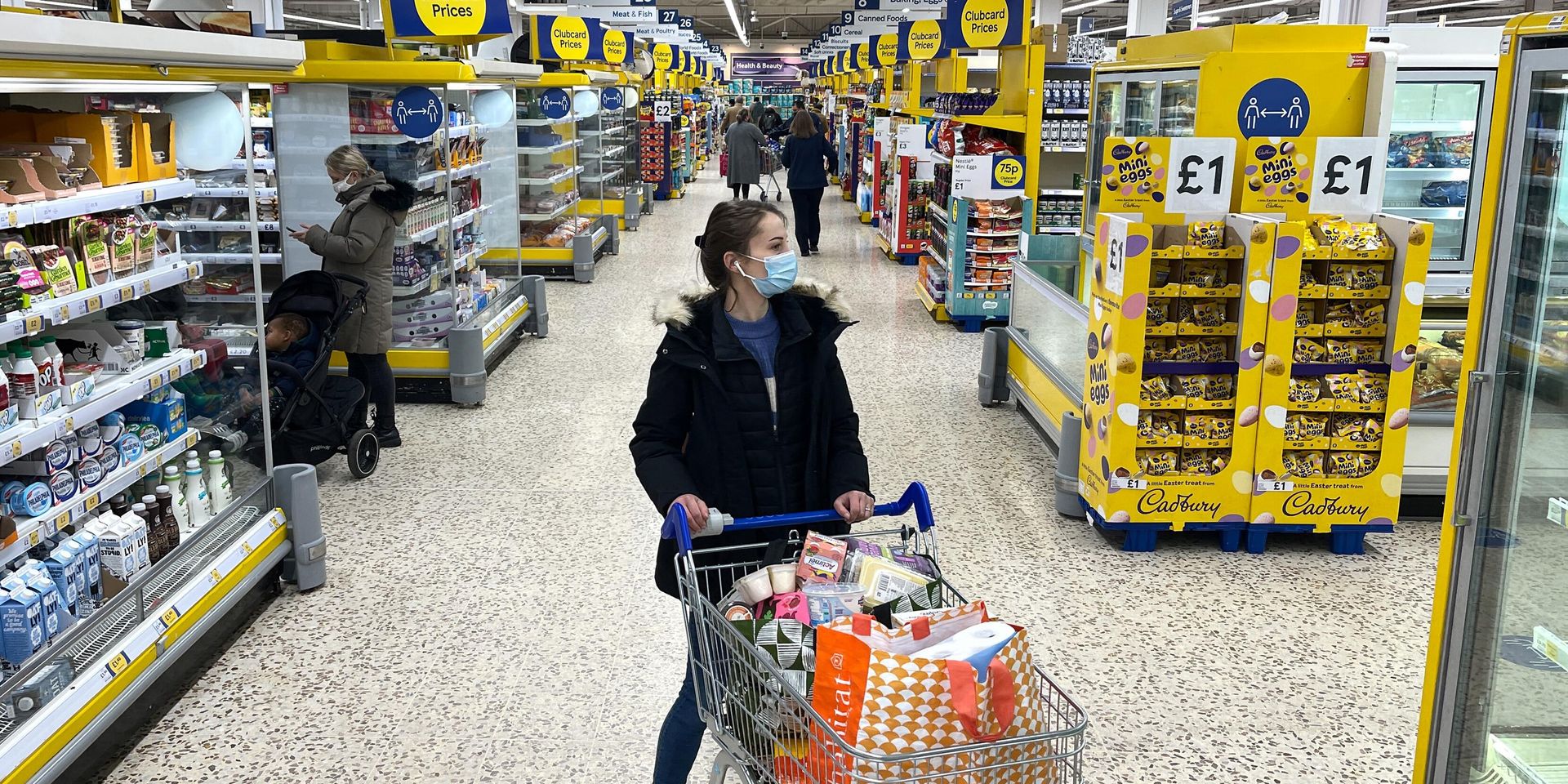Покупатель в супермаркете Tesco в Лондоне - ИноСМИ, 1920, 16.12.2022
