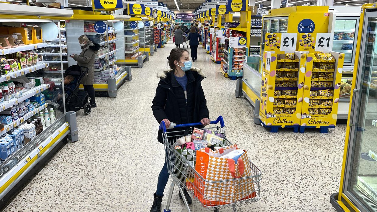 Покупатель в супермаркете Tesco в Лондоне