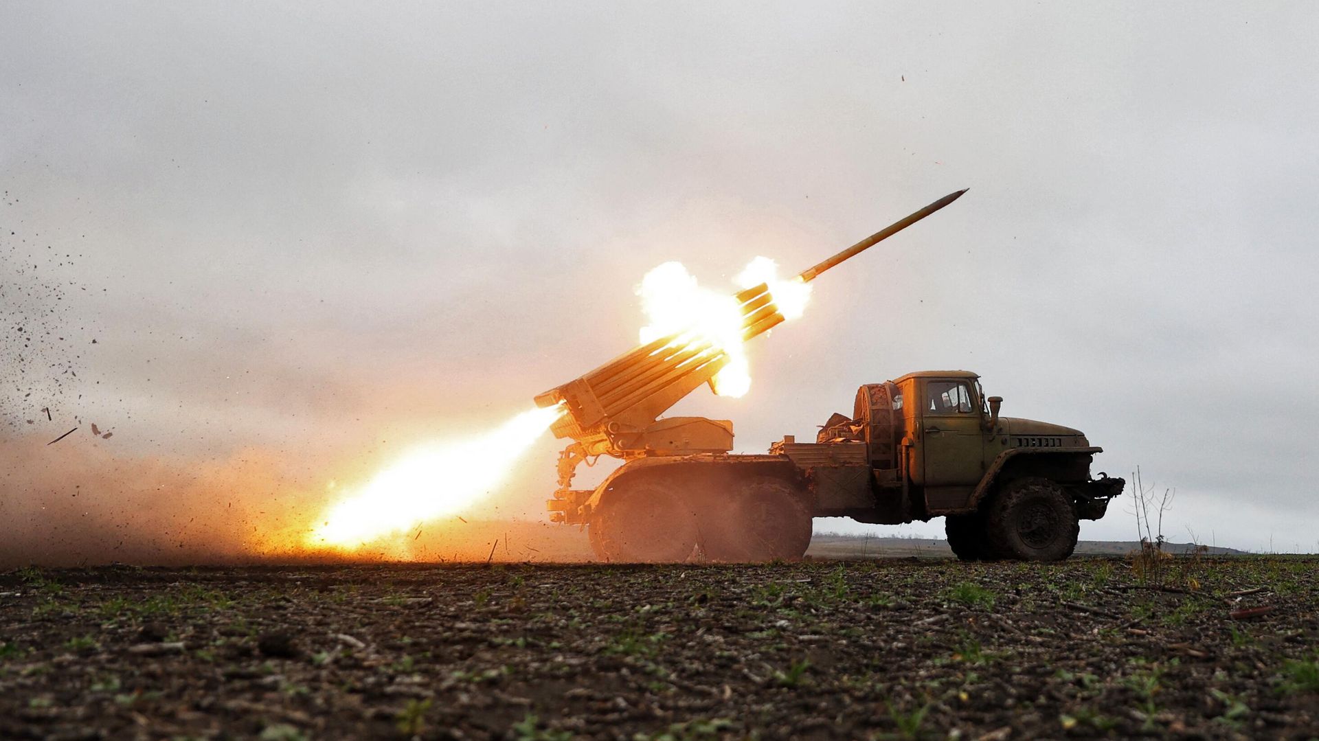 Украинская реактивная система залпового огня БМ-21 Град близ Бахмута. 27 ноября 2022 года - ИноСМИ, 1920, 17.12.2022