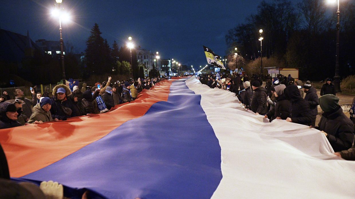 600-метровый сербско-российский флаг развернули в Санкт-Петербурге