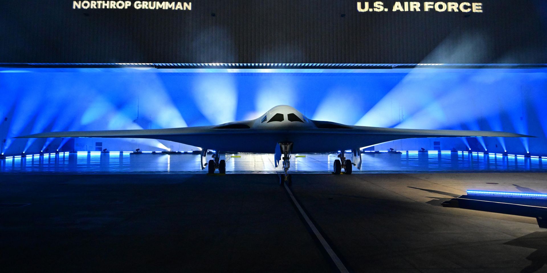 Бомбардировщик B-21 Raider во время презентации на заводе Northrop Grumman в Калифорнии, США - ИноСМИ, 1920, 22.12.2022