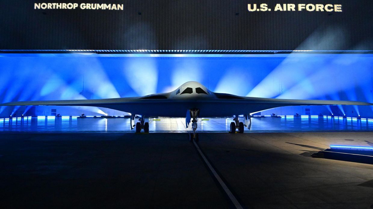 Бомбардировщик B-21 Raider во время презентации на заводе Northrop Grumman в Калифорнии, США