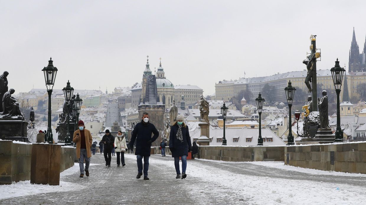 Прохожие на Карловом мосту в Праге, Чехия