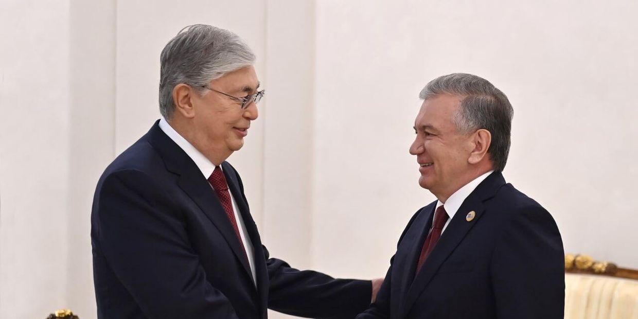 Президент Казахстана Касым-Жомарт Токаев (слева) и президент Узбекистана Шавкат Мирзиёев