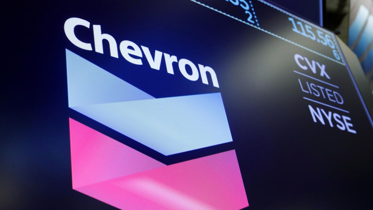Логотип компании Chevron в зале Нью-Йоркской фондовой биржи