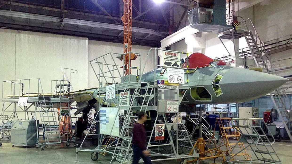Первый серийный истребитель пятого поколения Су-57