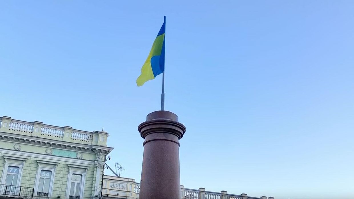 Украинский флаг на месте снесённого памятника Екатерине II в Одессе