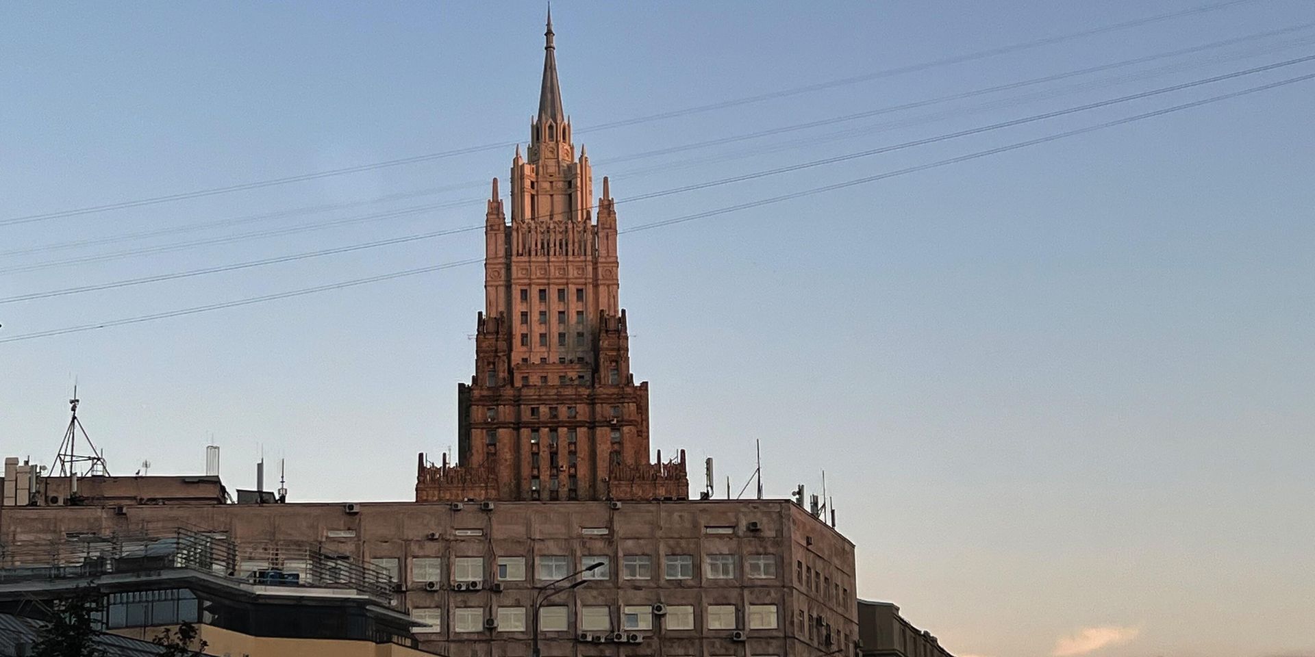 Шпиль здания Министерства иностранных дел РФ в городской застройке. - ИноСМИ, 1920, 21.02.2023