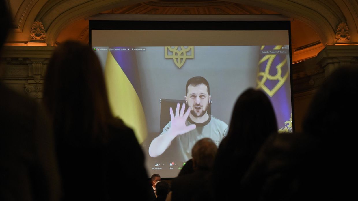 Президент Украины Владимир Зеленский выступает во время видеоконференции в Сантьяго