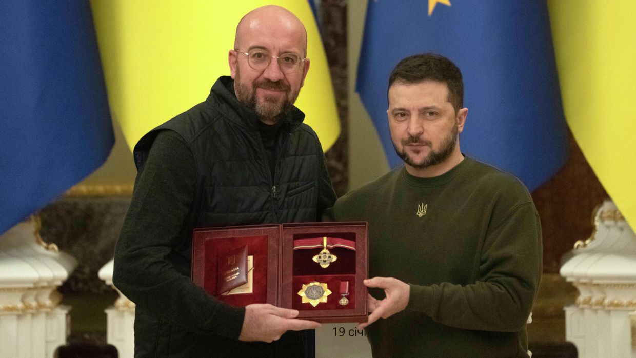 Зеленский награждает председателя Евросовета Шарля Мишеля государственной наградой в Киеве
