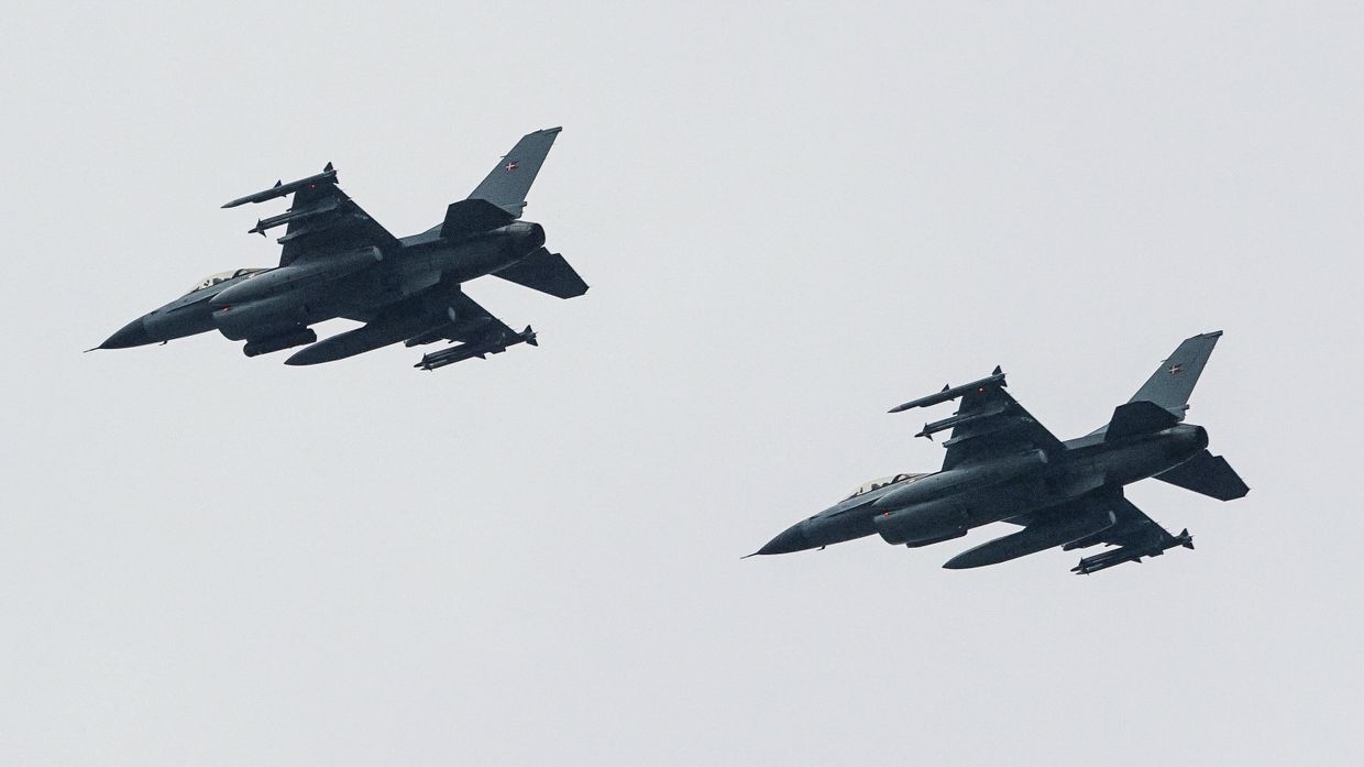 Истребители F-16 во время военного парада в Риге
