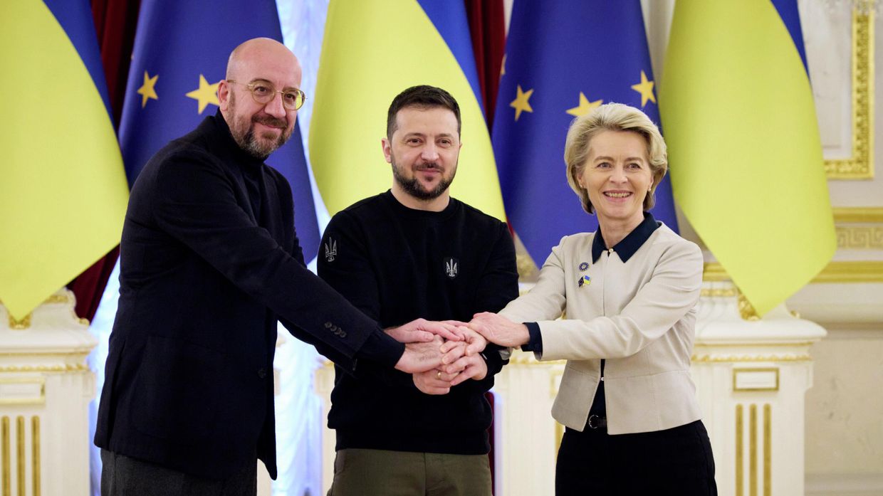 Президент Украины Владимир Зеленский, президент Европейской комиссии Урсула фон дер Ляйен и президент Европейского совета Шарль Мишель во время саммита Украина-ЕС в Киеве