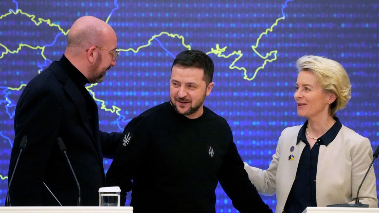 Президент Украины Владимир Зеленский, президент Европейской комиссии Урсула фон дер Ляйен и президент Европейского совета Шарль Мишель во время саммита Украина-ЕС в Киеве