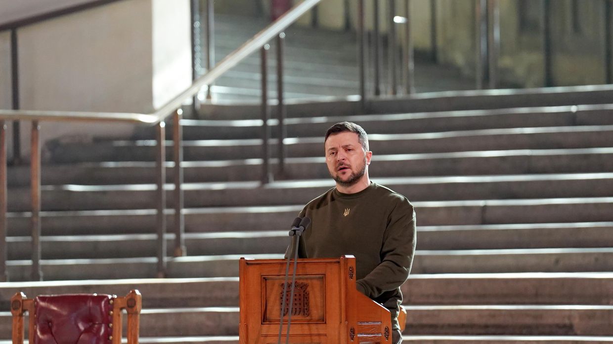 Президент Украины Владимир Зеленский выступает перед парламентариями во время своего визита в Лондон