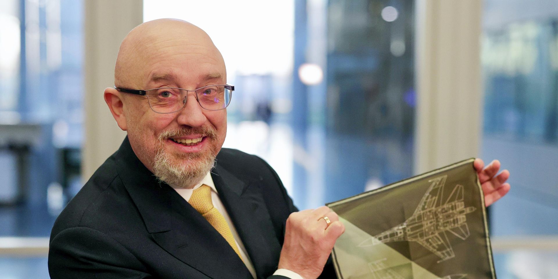 Министр обороны Украины Алексей Резников показывает носовой платок в штаб-квартире НАТО в Брюсселе. 14 февраля 2023 года - ИноСМИ, 1920, 04.09.2023