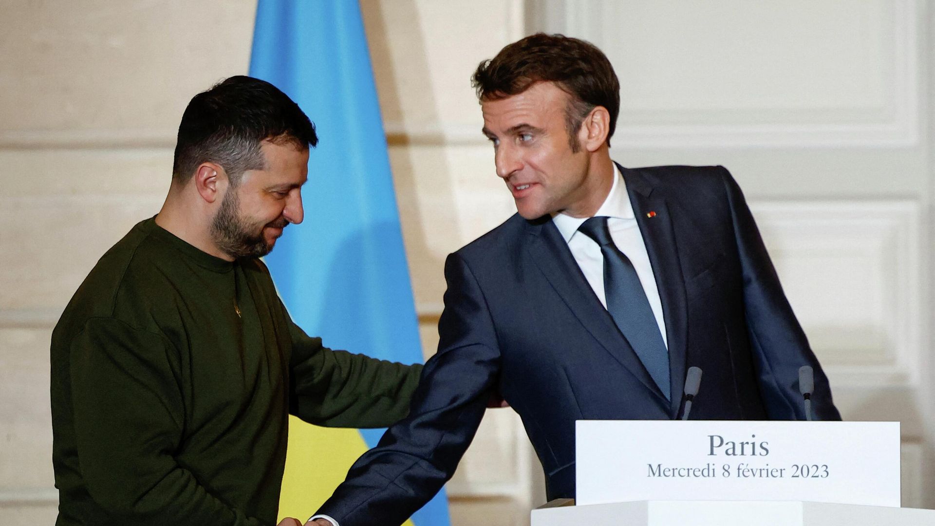 Президент Франции Эммануэль Макрон и президент Украины Владимир Зеленский во время совместной пресс-конференции в Елисейском дворце в Париже. 8 февраля 2023 год - ИноСМИ, 1920, 23.02.2024