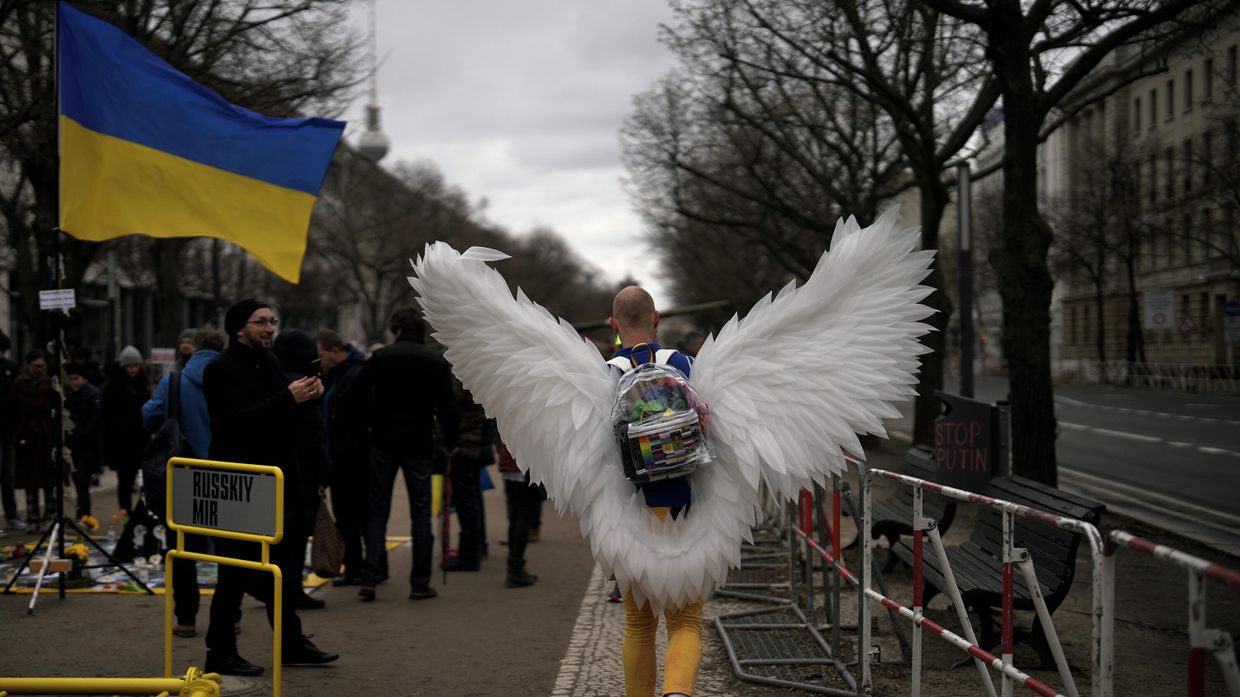 Участники акции протеста в Берлине, Германия. 24 февраля 2023 года