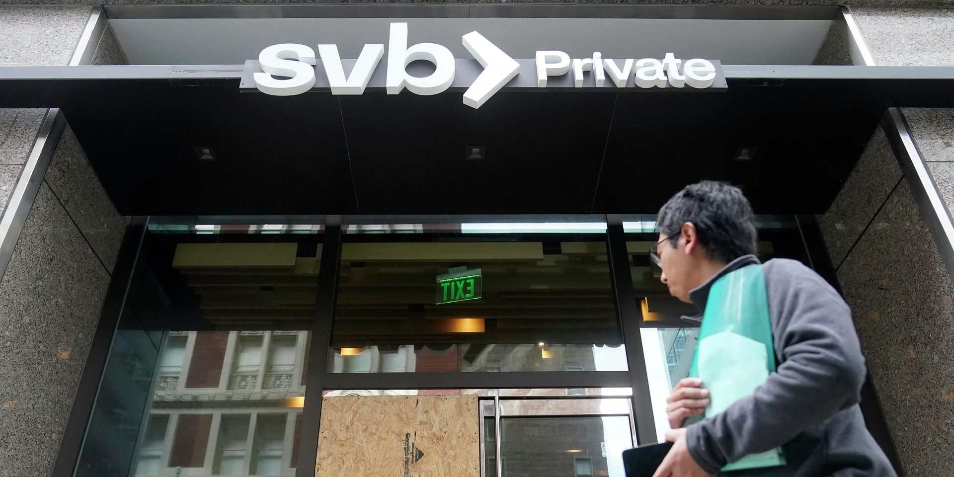 Прохожий возле отделения Silicon Valley Bank Private в Сан-Франциско, США - ИноСМИ, 1920, 14.03.2023
