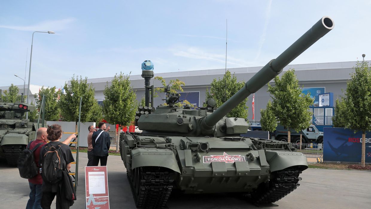 Танк Т-62М с МГОЭС (многоспектральная гиростабилизированная оптико-электронная система), представленный на международном военно-техническом форуме Армия-2022