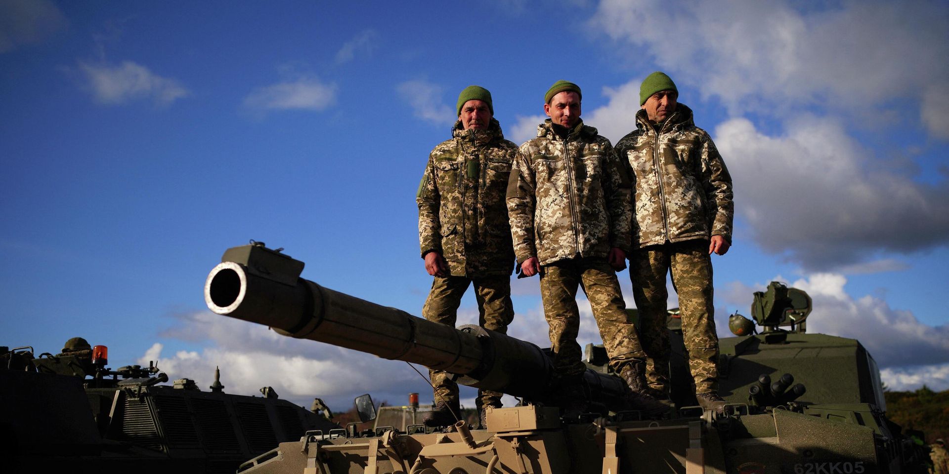 Украинские солдаты на танке Challenger 2 в лагере Бовингтон, Великобритания. Архивное фото - ИноСМИ, 1920, 28.03.2025
