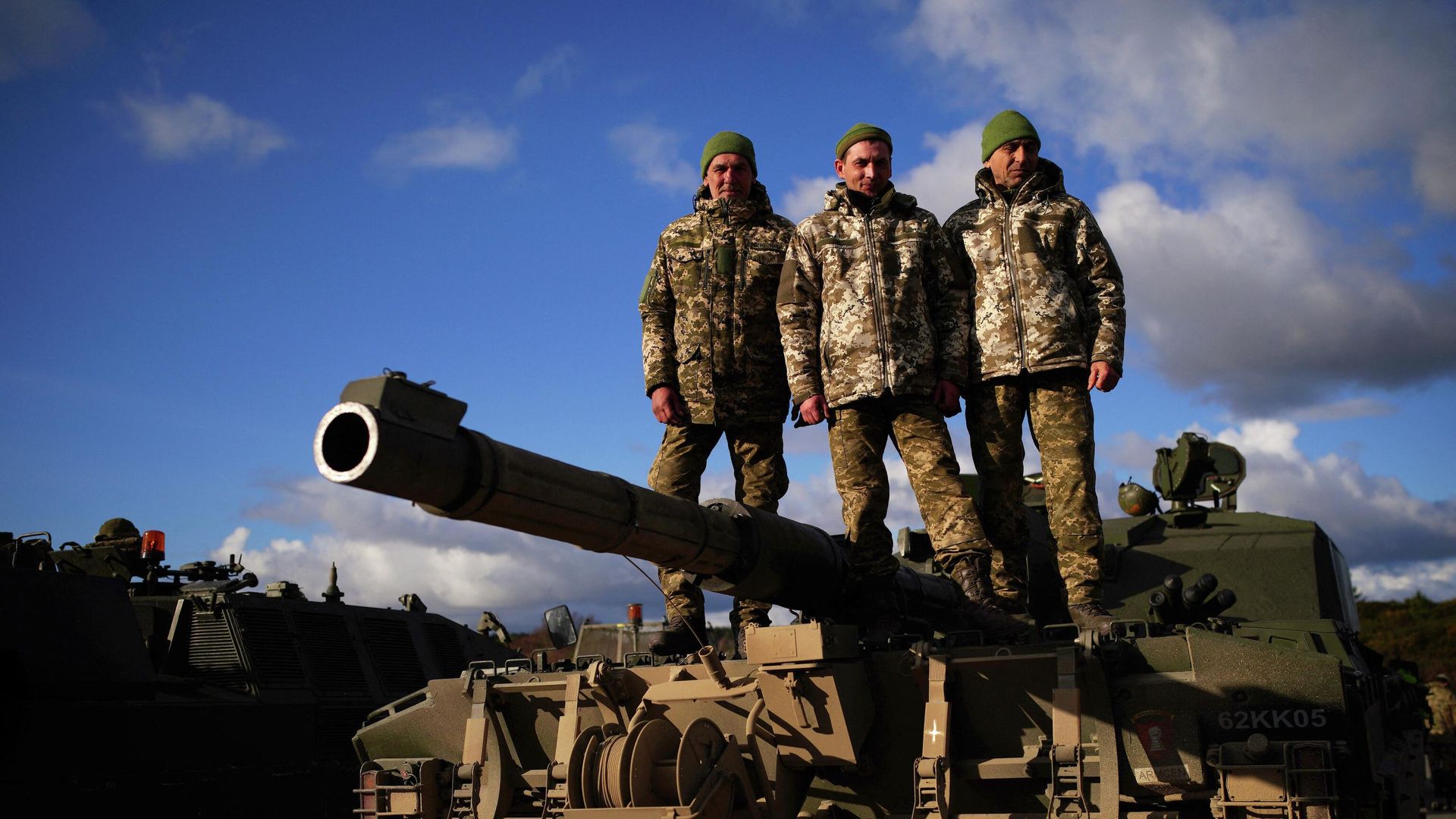 Украинские солдаты на танке Challenger 2 в лагере Бовингтон, Великобритания. Архивное фото - ИноСМИ, 1920, 28.03.2025