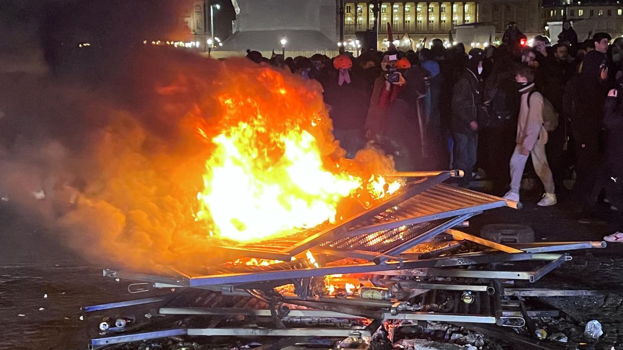 Протесты против пенсионной реформы продолжаются в Париже