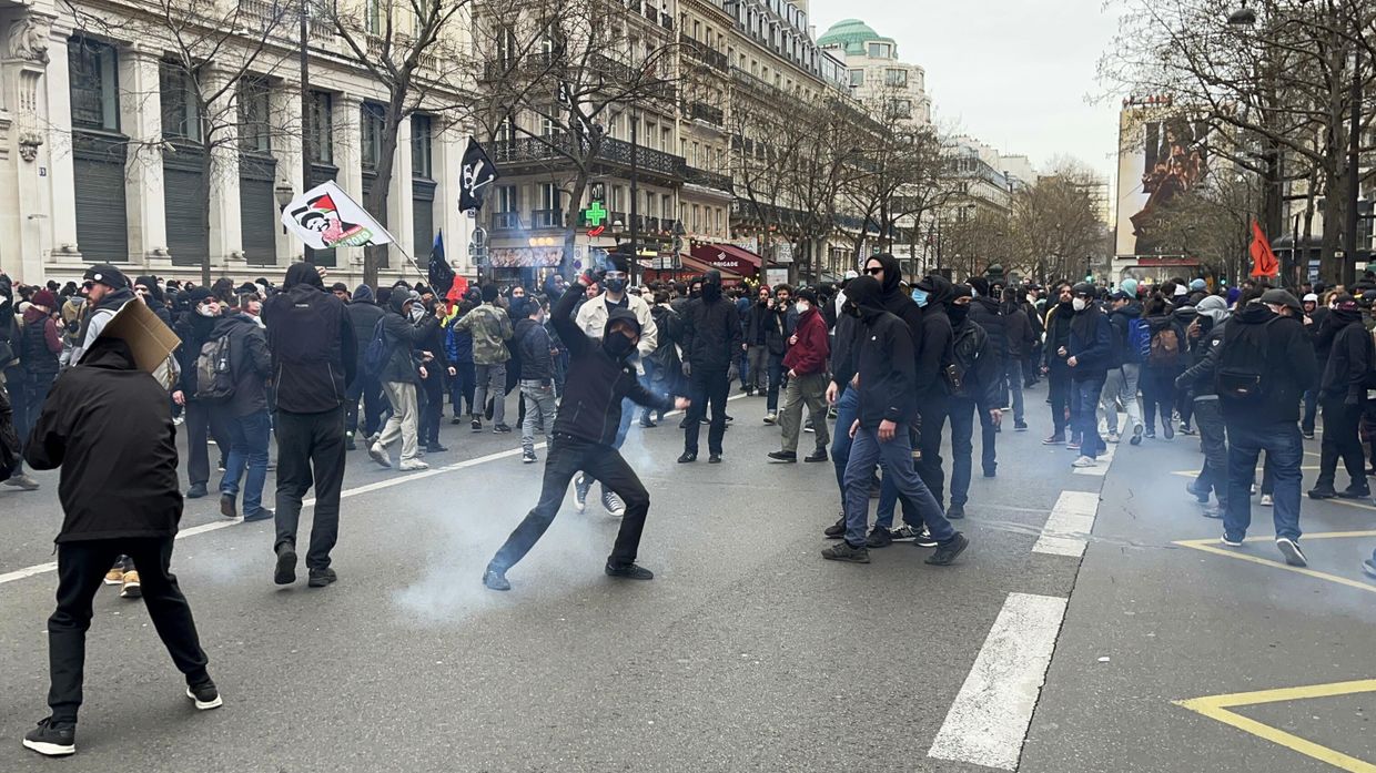 Протесты против пенсионной реформы продолжаются в Париже