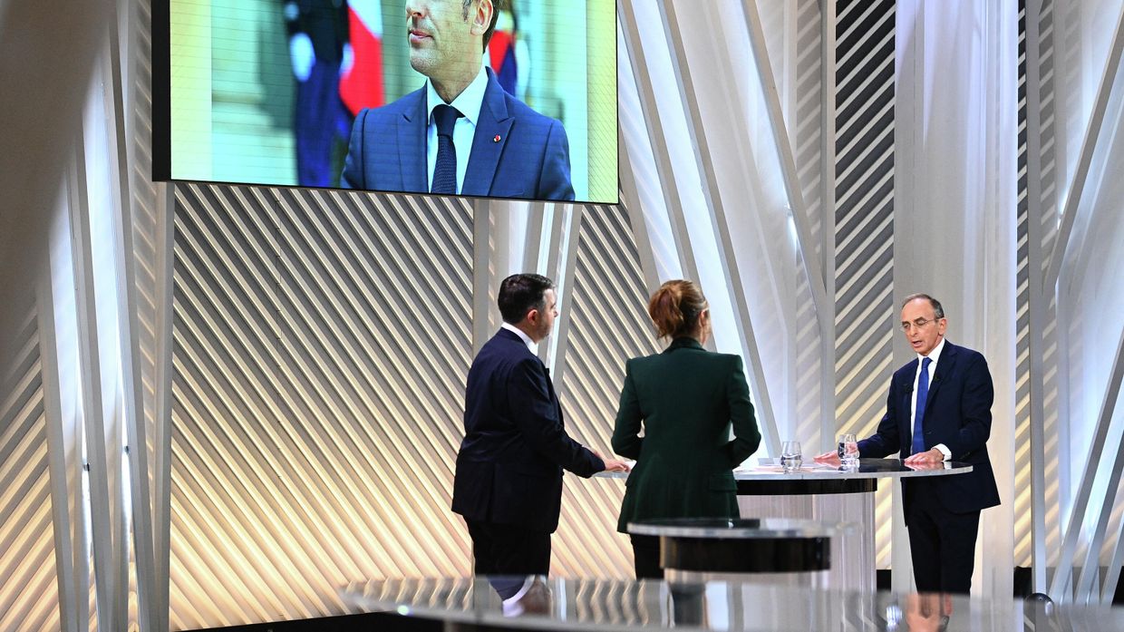 Лидер французской крайне правой партии Реконкиста и кандидат на французских президентских выборах 2022 года Эрик Земмур участвует в дебатах-2022 в тот самый момент, когда большой экран над его головой демонстрирует портрет будущего победителя - президента Макрона. Фотография сделана 9 декабря 2021 года, во время съемок программы Elysee-2022 для французского канала Франс-2. 