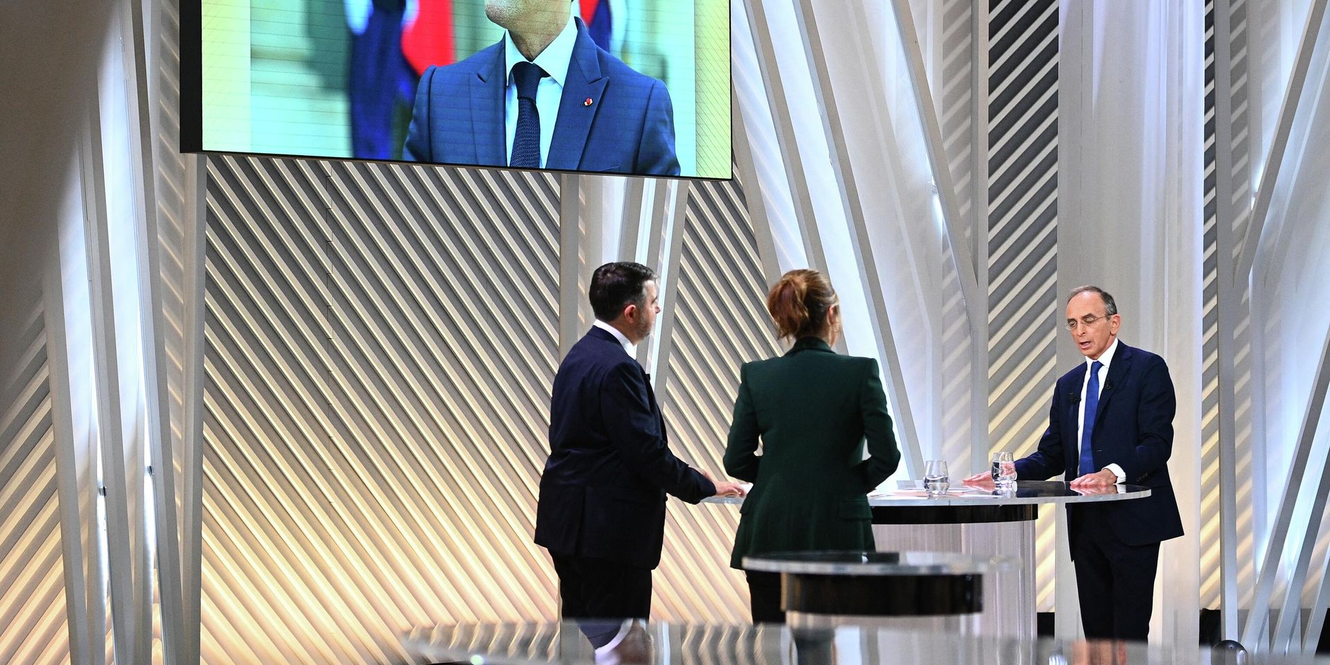 Лидер французской крайне правой партии Реконкиста и кандидат на французских президентских выборах 2022 года Эрик Земмур участвует в дебатах-2022 в тот самый момент, когда большой экран над его головой демонстрирует портрет будущего победителя - президента Макрона. Фотография сделана 9 декабря 2021 года, во время съемок программы Elysee-2022 для французского канала Франс-2.  - ИноСМИ, 1920, 06.04.2023