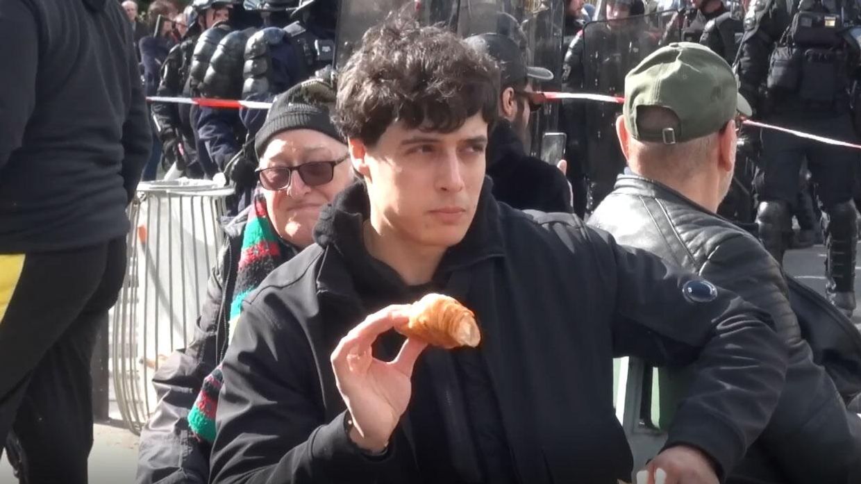 Блогер попробовал лучшие круассаны Парижа — на фоне беспорядков и стрельбы