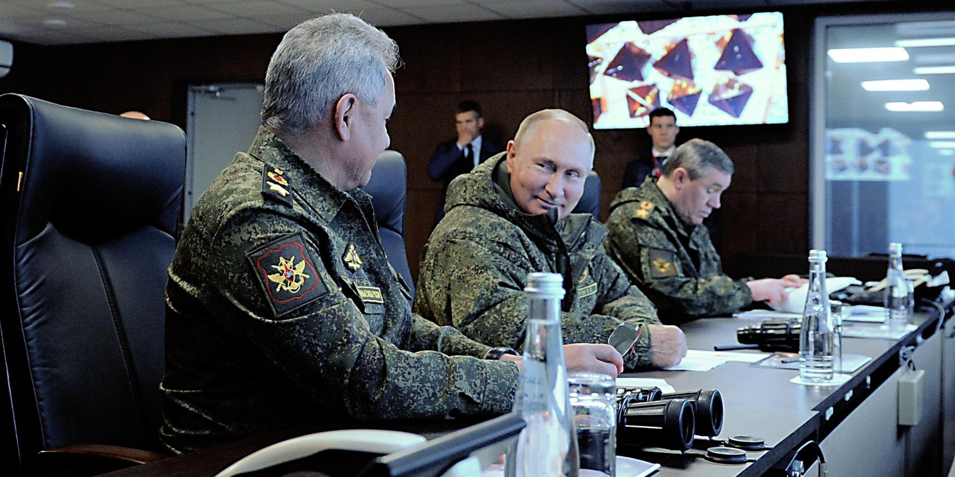 Президент РФ Владимир Путин наблюдает за финальной частью военных стратегических командно-штабных учений войск Восточного военного округа Восток-2022. 6 сентября 2022 года - ИноСМИ, 1920, 24.04.2023