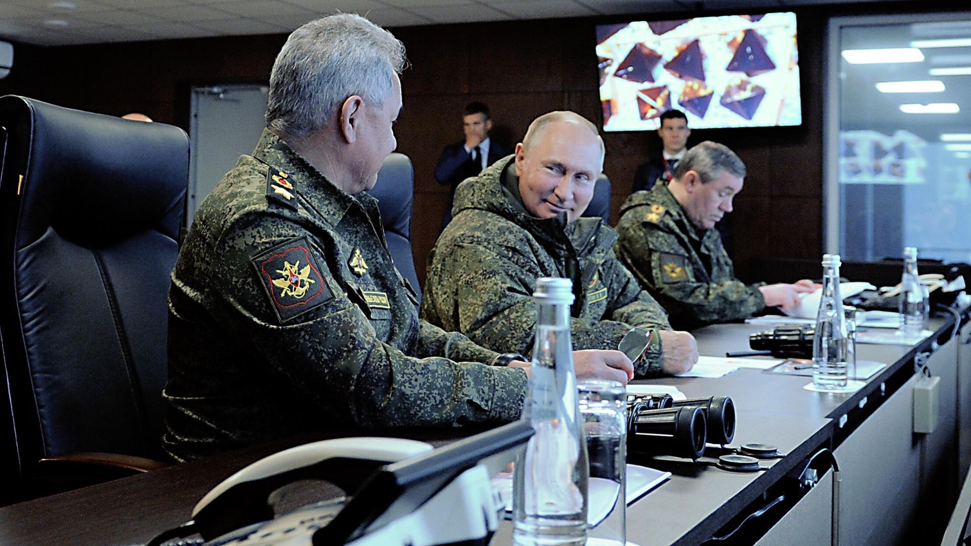 Президент РФ Владимир Путин наблюдает за финальной частью военных стратегических командно-штабных учений войск Восточного военного округа Восток-2022. 6 сентября 2022 года - ИноСМИ, 1920, 24.04.2023