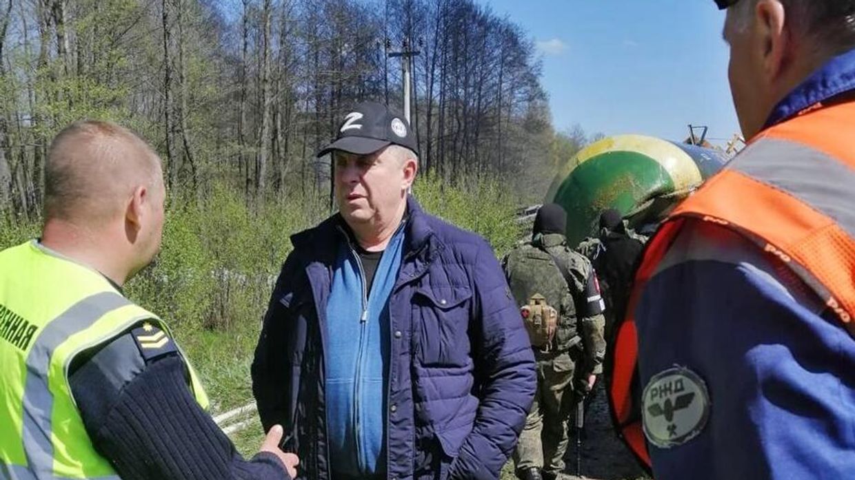Грузовой поезд сошел с рельсов в результате подрыва железнодорожных путей