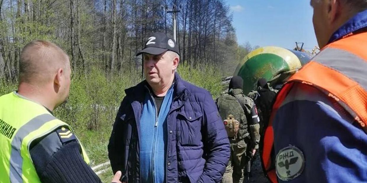 Грузовой поезд сошел с рельсов в результате подрыва железнодорожных путей