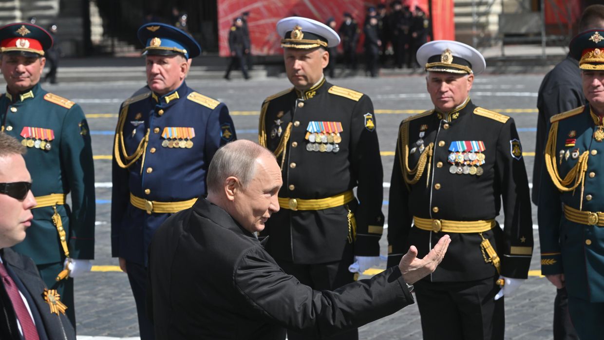 Президент РФ В. Путин и председатель правительства М. Мишустин на параде Победы в Москве