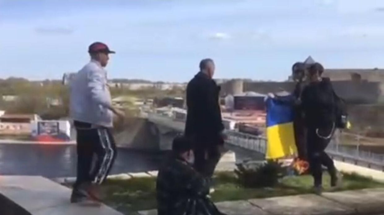 В Эстонии мужчина столкнул с лестницы ЛГБТ-активиста с украинским флагом