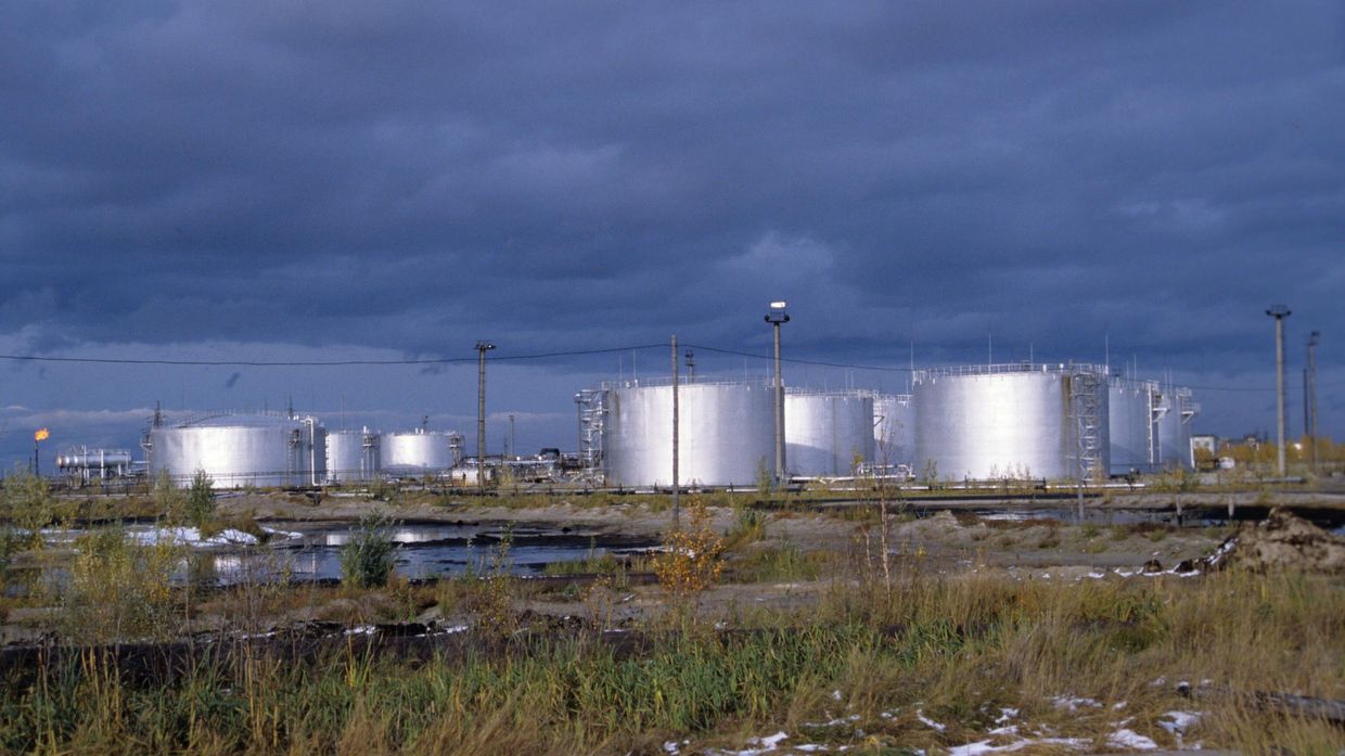 Нефтехранилища в районе Нижневартовска Тюменской области