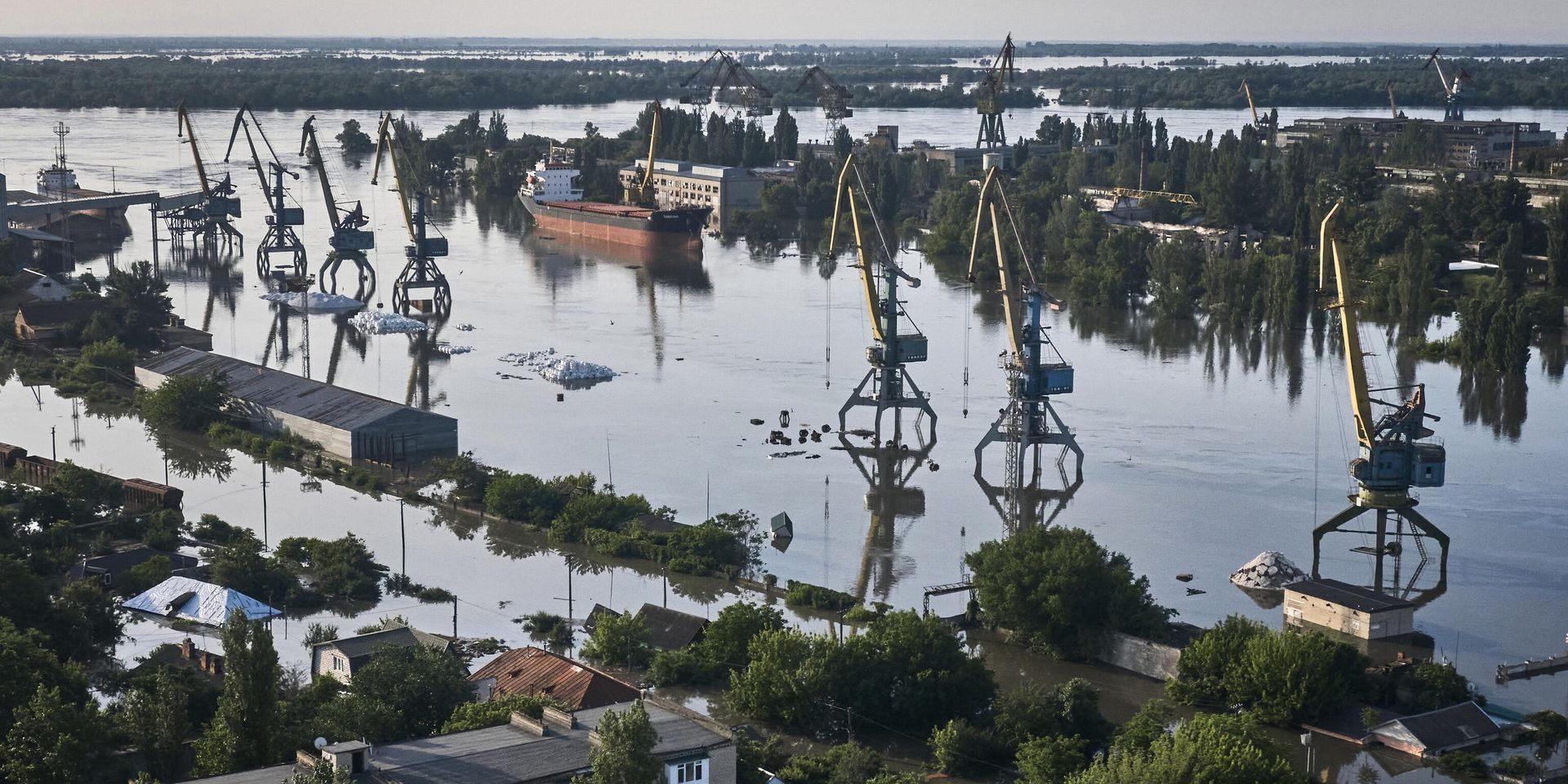 7 июня 2023 года: улицы Херсона затоплены в результате взрыва плотины Каховской ГЭС. Некоторые жители провели ночь на крышах домов. - ИноСМИ, 1920, 14.06.2023
