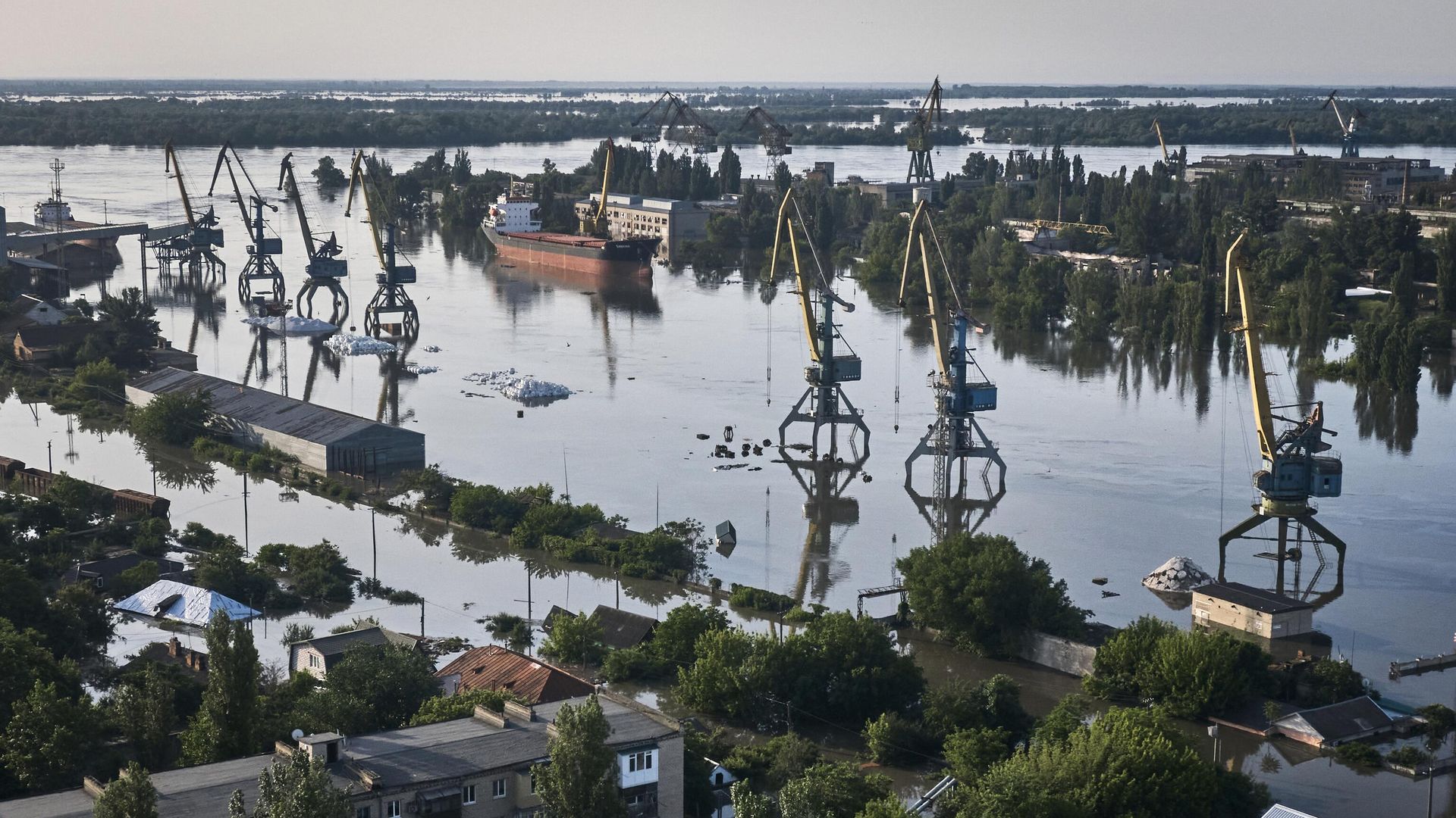 7 июня 2023 года: улицы Херсона затоплены в результате взрыва плотины Каховской ГЭС. Некоторые жители провели ночь на крышах домов. - ИноСМИ, 1920, 08.06.2023