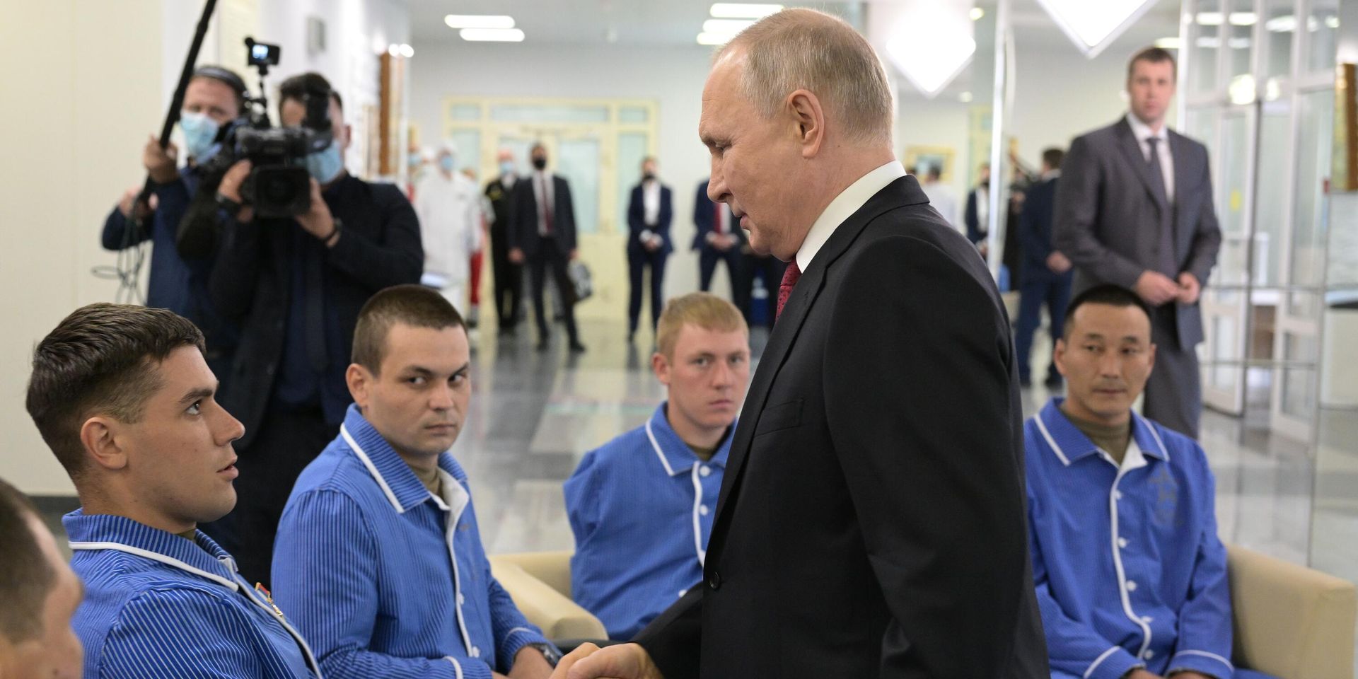 Президент РФ В. Путин наградил военнослужащих ВС РФ госнаградами в госпитале им. А.А. Вишневского Минобороны России - ИноСМИ, 1920, 12.06.2023