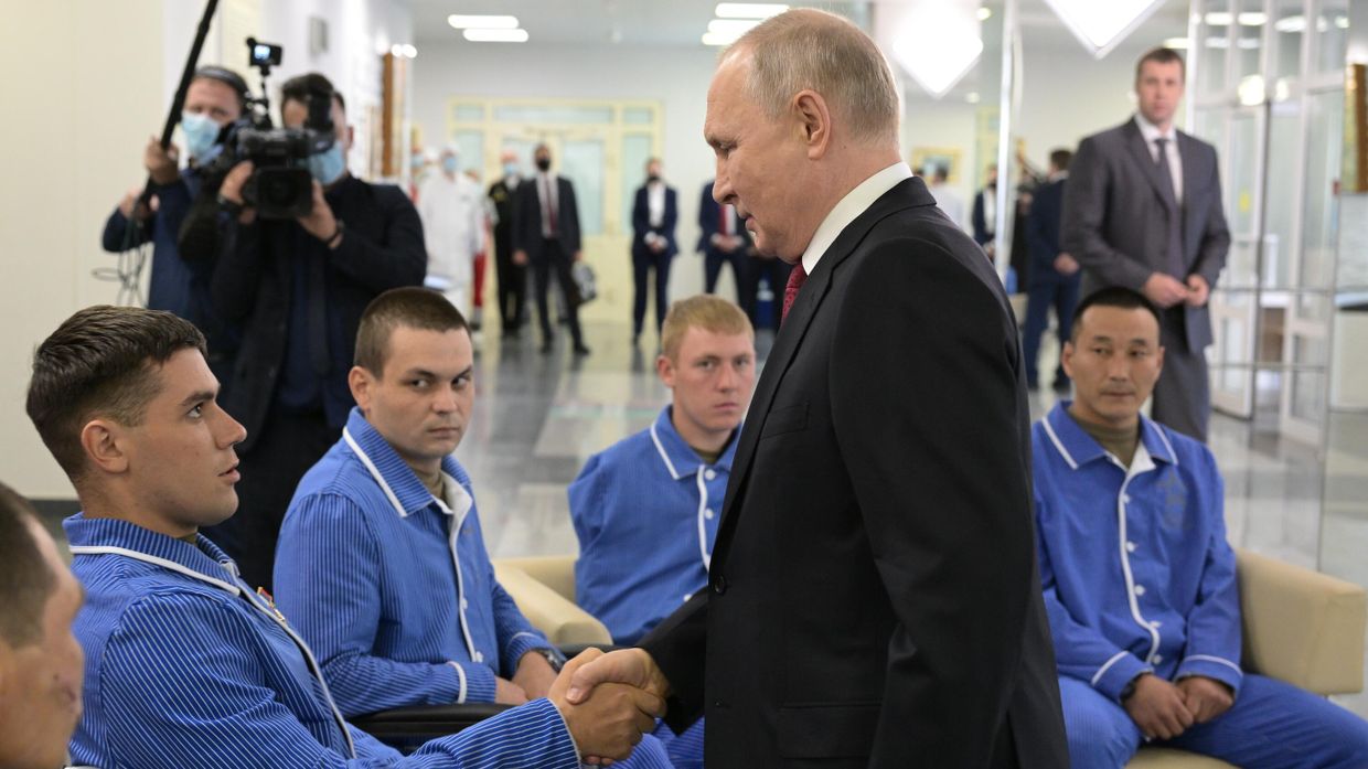 Президент РФ В. Путин наградил военнослужащих ВС РФ госнаградами в госпитале им. А.А. Вишневского Минобороны России