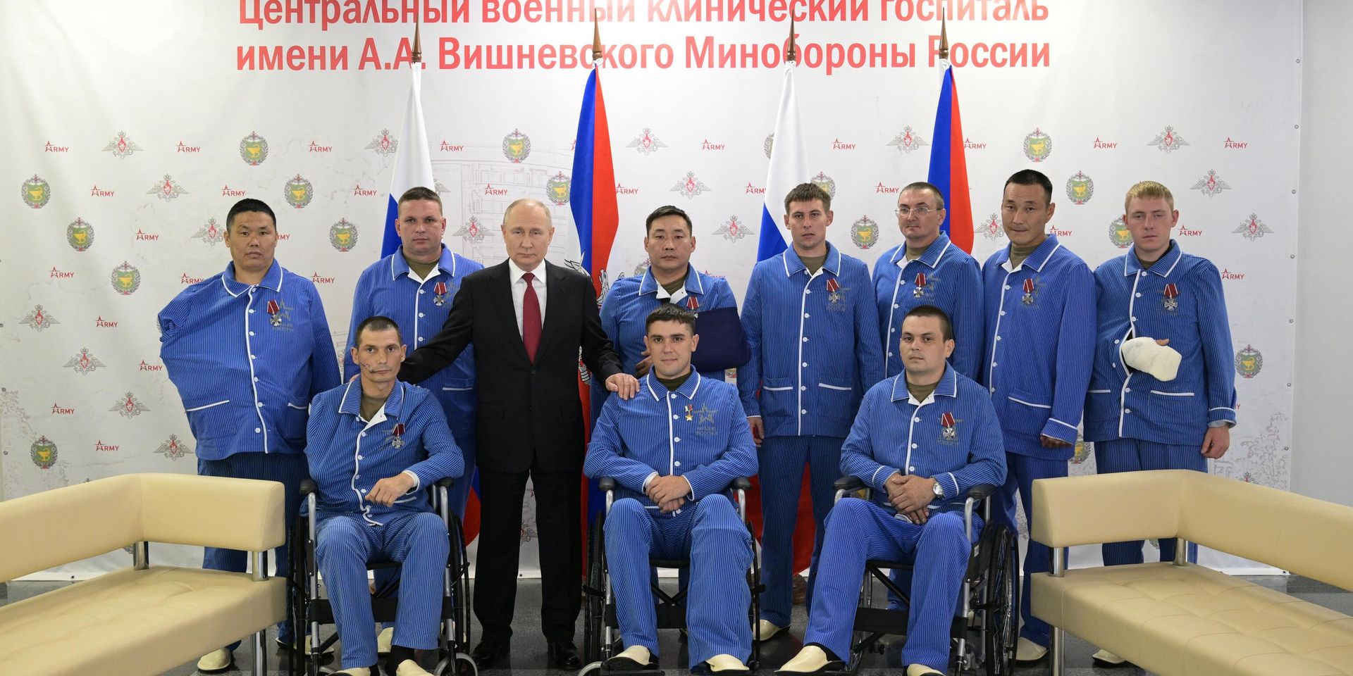 Президент РФ В. Путин наградил военнослужащих ВС РФ госнаградами в госпитале им. А.А. Вишневского Минобороны России - ИноСМИ, 1920, 12.06.2023