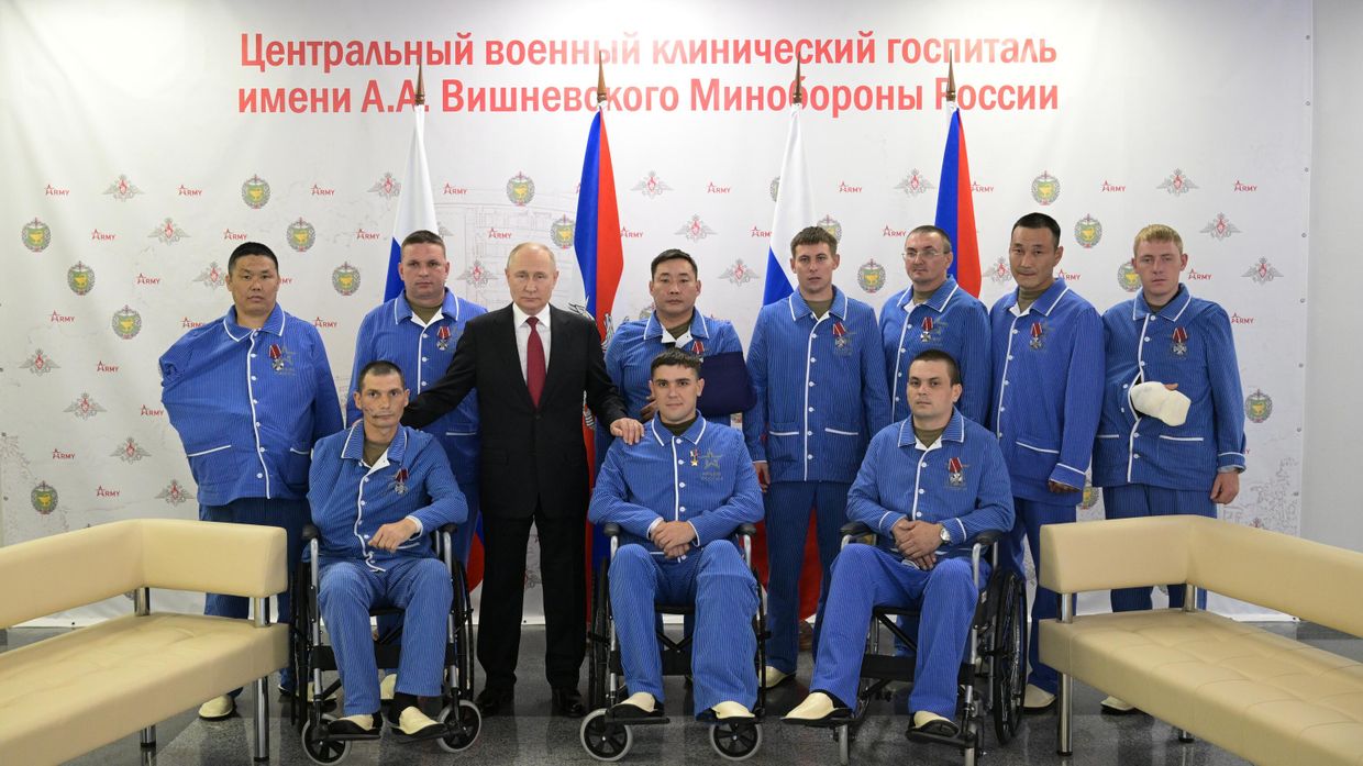 Президент РФ В. Путин наградил военнослужащих ВС РФ госнаградами в госпитале им. А.А. Вишневского Минобороны России