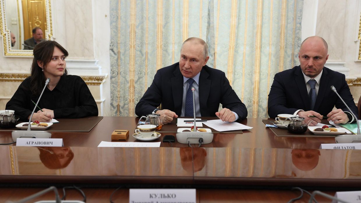Президент РФ В. Путин провел встречу с военными корреспондентами