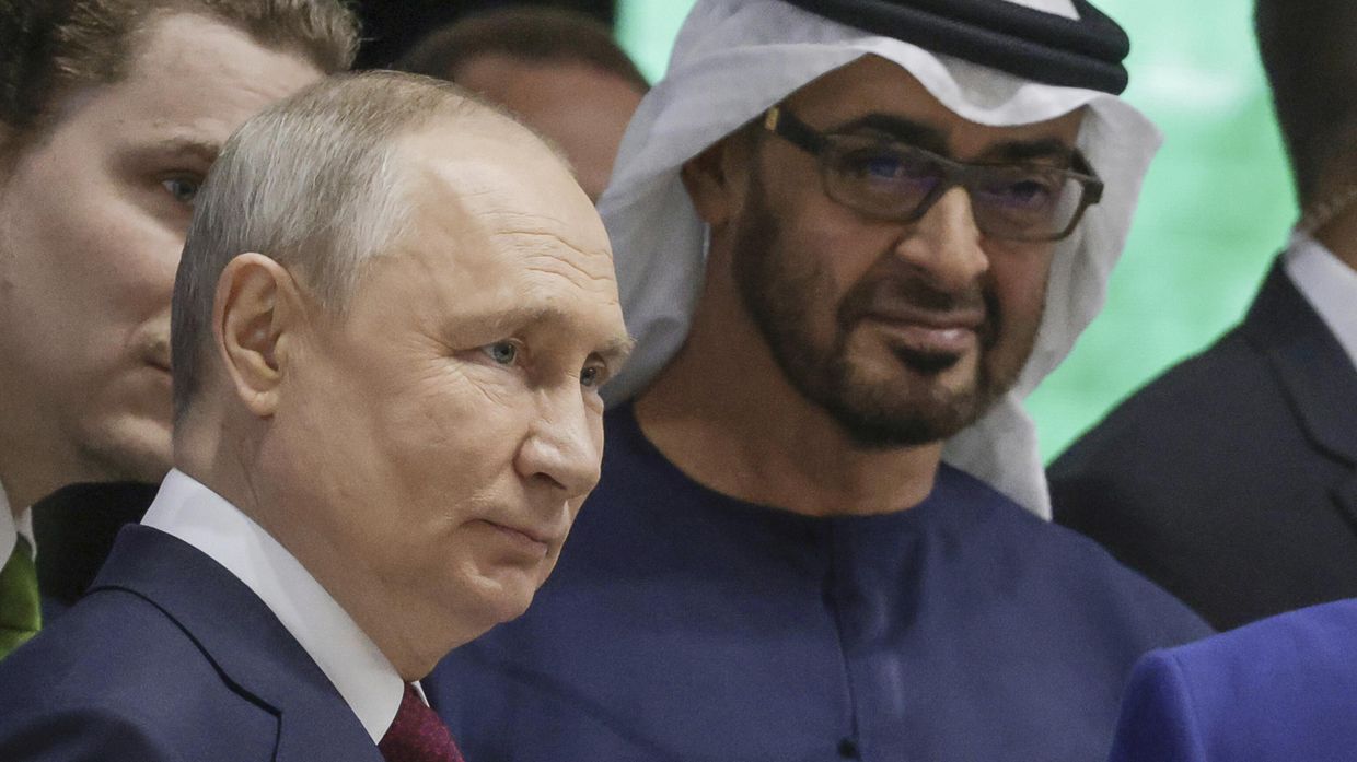 Президент России Владимир Путин и президент Объединенных Арабских Эмиратов шейх Мухаммед бен Зейд Аль Нахайян посещают выставку Объединенных Арабских Эмиратов на полях Петербургского международного экономического форума в Санкт-Петербурге, Россия, пятница, 16 июня 2023 г.