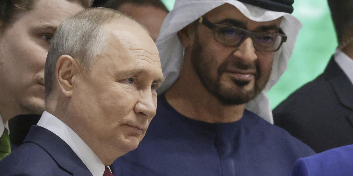 Президент России Владимир Путин и президент Объединенных Арабских Эмиратов шейх Мухаммед бен Зейд Аль Нахайян посещают выставку Объединенных Арабских Эмиратов на полях Петербургского международного экономического форума в Санкт-Петербурге, Россия, пятница, 16 июня 2023 г.
